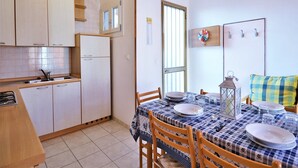 Una cocina compacta con zona de comedor.