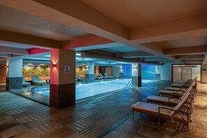 Una piscina al aire libre de temporada