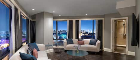 Suite Presidenziale | Area soggiorno | TV LCD 52 pollici con canali satellitari, TV