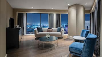 Marmara Suite | Zona de estar | Televisión LCD de 52 pulgadas con canales por satélite, una televisión