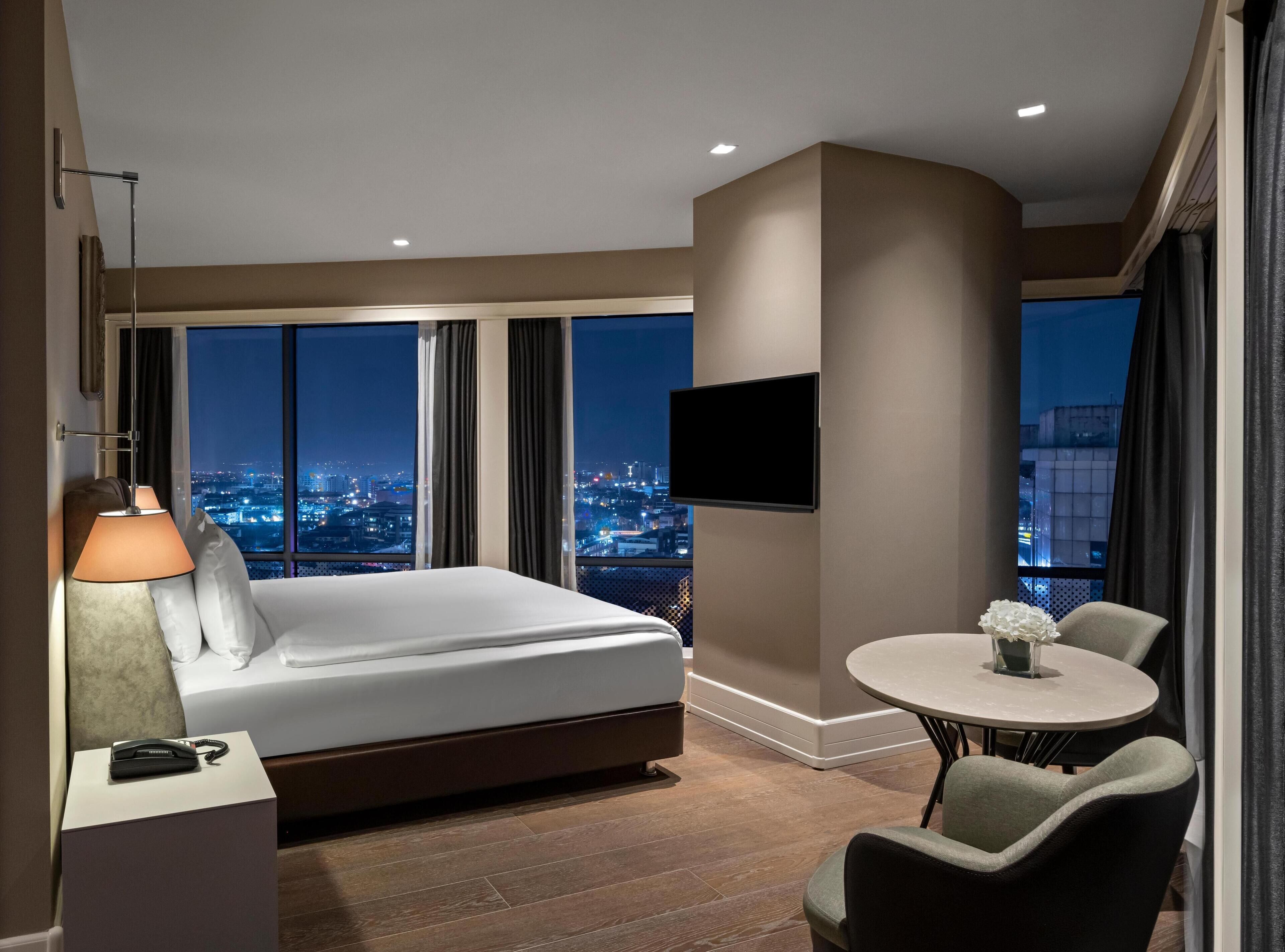 ミニバー、デスク、ノートパソコン用作業スペース、防音設備