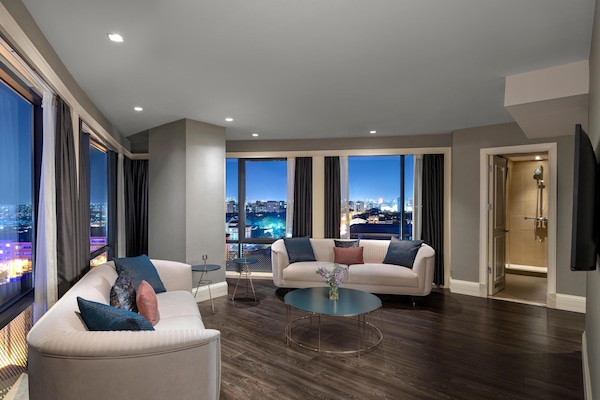 Minibar, escritorio y espacio para trabajar con laptop