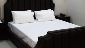 Deluxe Double Room | Minibar, laptop workspace, WiFi (free) - Asaish Inn III (Karachi)