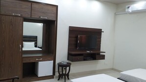 Deluxe Triple Room | Room amenity - Asaish Inn III (Karachi)