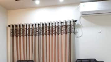 Minibar, laptop workspace, free WiFi
