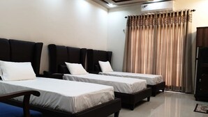 Deluxe Triple Room | Minibar, laptop workspace, WiFi (free) - Asaish Inn III (Karachi)