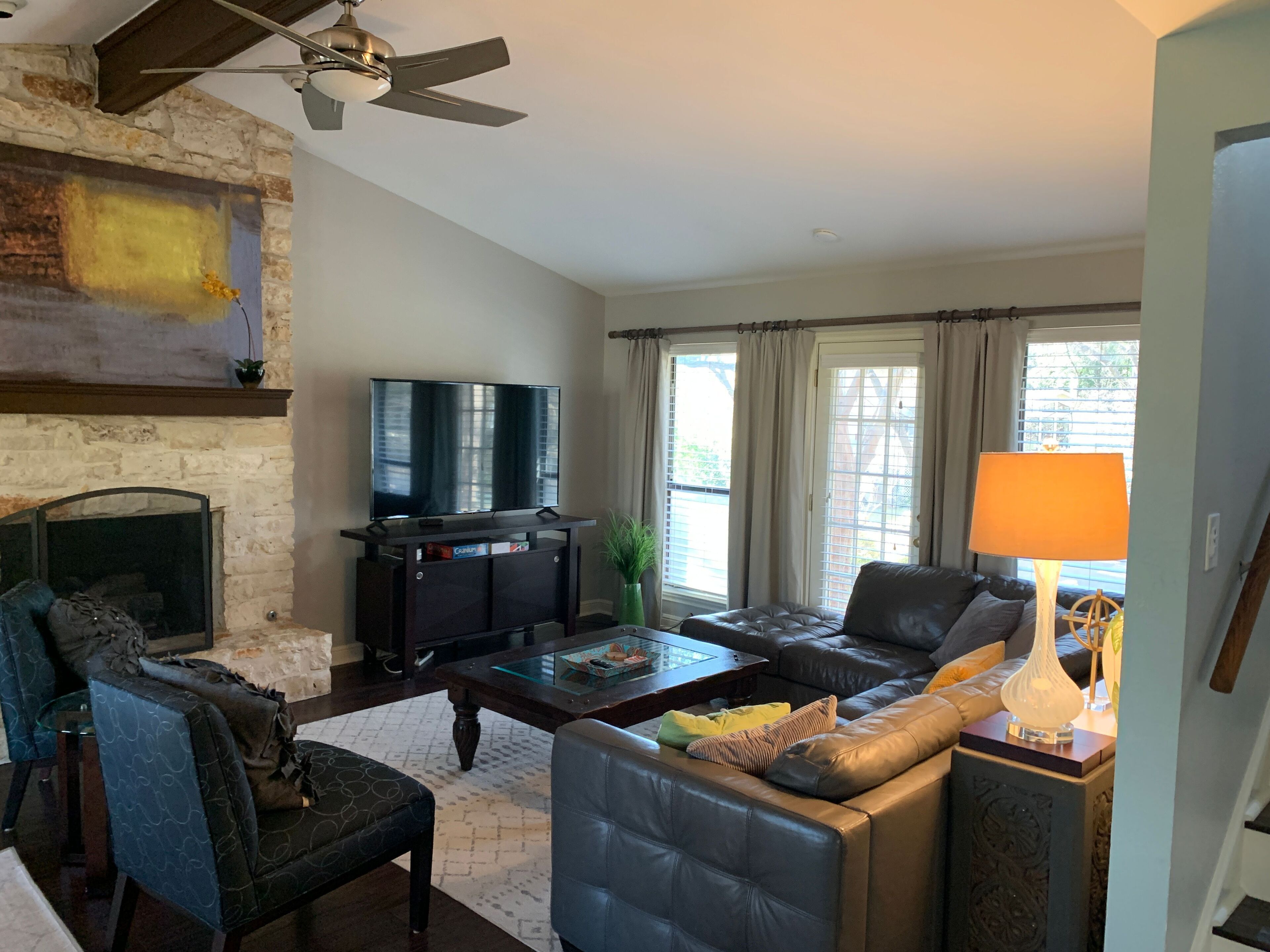 5 minutes to Zilker Park!  Family home on wooded lot w/sport court