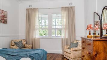 4 bedrooms, iron/ironing board, WiFi, bed sheets