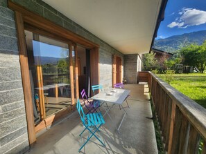 Outdoor dining - Charming 2-room apartment with terrace and WIFI in Samoëns center (Samoëns)