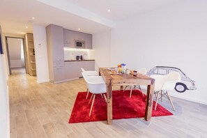 Appartement, 1 grand lit | Cuisine privée | Réfrigérateur, micro-ondes, four, plaque de cuisson