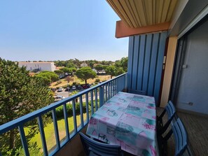 Outdoor dining - Central Argelès: 2-Room Apt for 4, 200m from Beach, Balcony, Parking (Argelès-sur-Mer)