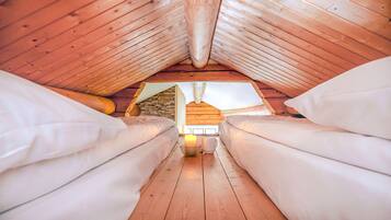 Family Cabin | Free WiFi, bed sheets