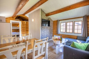 Family Cabin | Living area | 40-inch flat-screen TV with digital channels, TV - Topcamp Mosjøen - Helgeland (Vefsn)