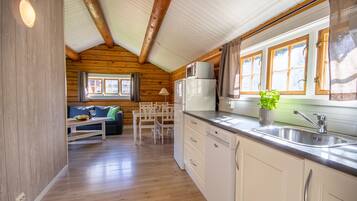 Family Cabin | Private kitchen | Fridge, cookware/dishes/utensils