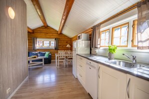 Family Cabin | Private kitchen | Fridge, cookware/dishes/utensils - Topcamp Mosjøen - Helgeland (Vefsn)
