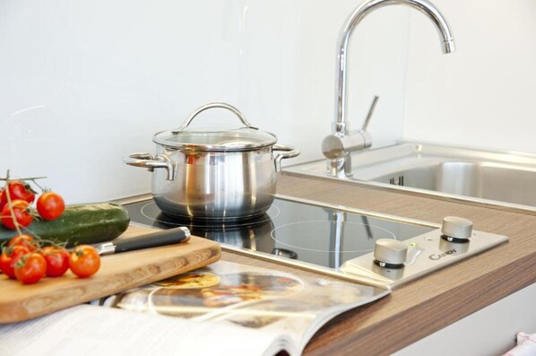 Apartamento, 1 cama de matrimonio | Cocina privada | Frigorífico, microondas, horno y placa de cocina