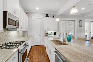 冰箱、微波炉、烤箱、炉灶