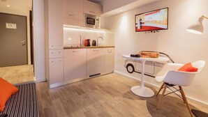 Apartment, 1 Queen Bed | Private kitchen | Fridge, microwave, oven, stovetop - Lily Apartment7 With Kitchen in Frankfurt am Main (Frankfurt)
