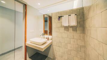 Shower, rainfall showerhead, free toiletries, hair dryer