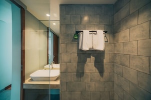 Shower, rainfall showerhead, free toiletries, hair dryer