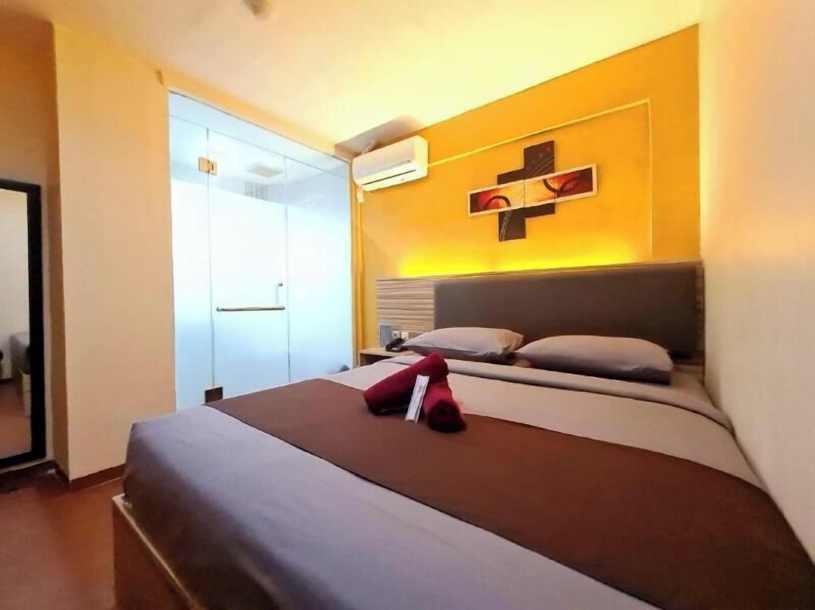 Desk, free WiFi, bed sheets