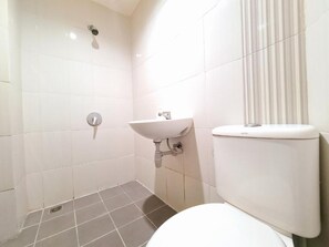 Een douche, een regendouche, gratis toiletartikelen, handdoeken