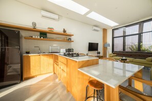 Villa, 2 habitaciones, alberca privada | Área de sala de estar | Televisión LED