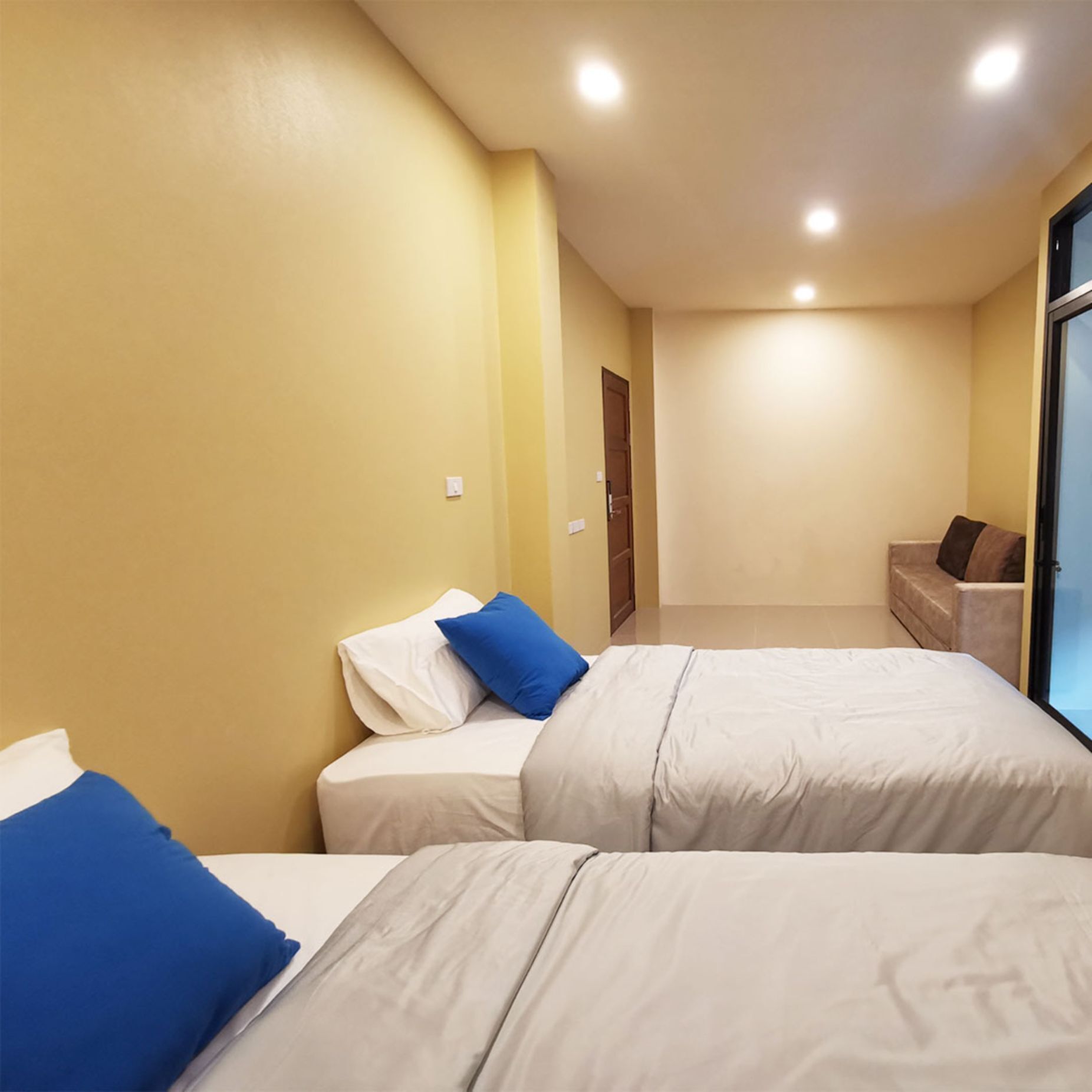 Bàn, truy cập Internet không dây miễn phí, bộ trải giường 