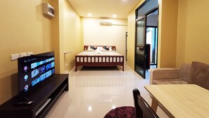 Deluxe Double Room | Desk, WiFi (free), bed sheets - The Middle Town SHA (Chiang Rai)