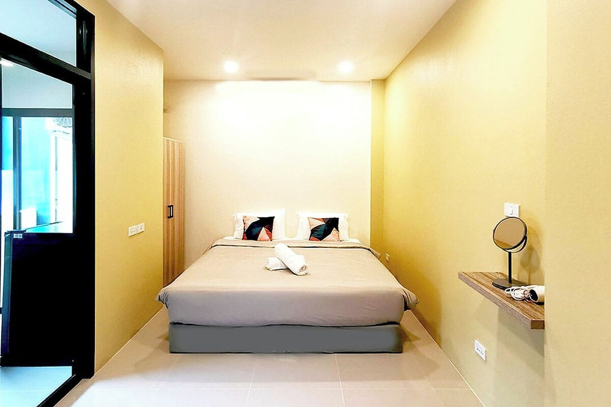 Desk, WiFi (free), bed sheets