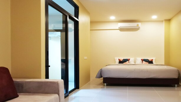 Deluxe Double Room | Desk, WiFi (free), bed sheets - The Middle Town SHA (Chiang Rai)