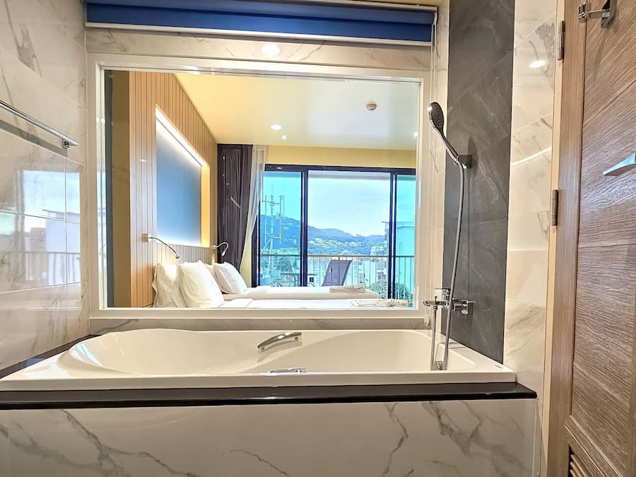 Deluxe Twin Room | Bathroom amenities | Free toiletries, hair dryer, towels, soap