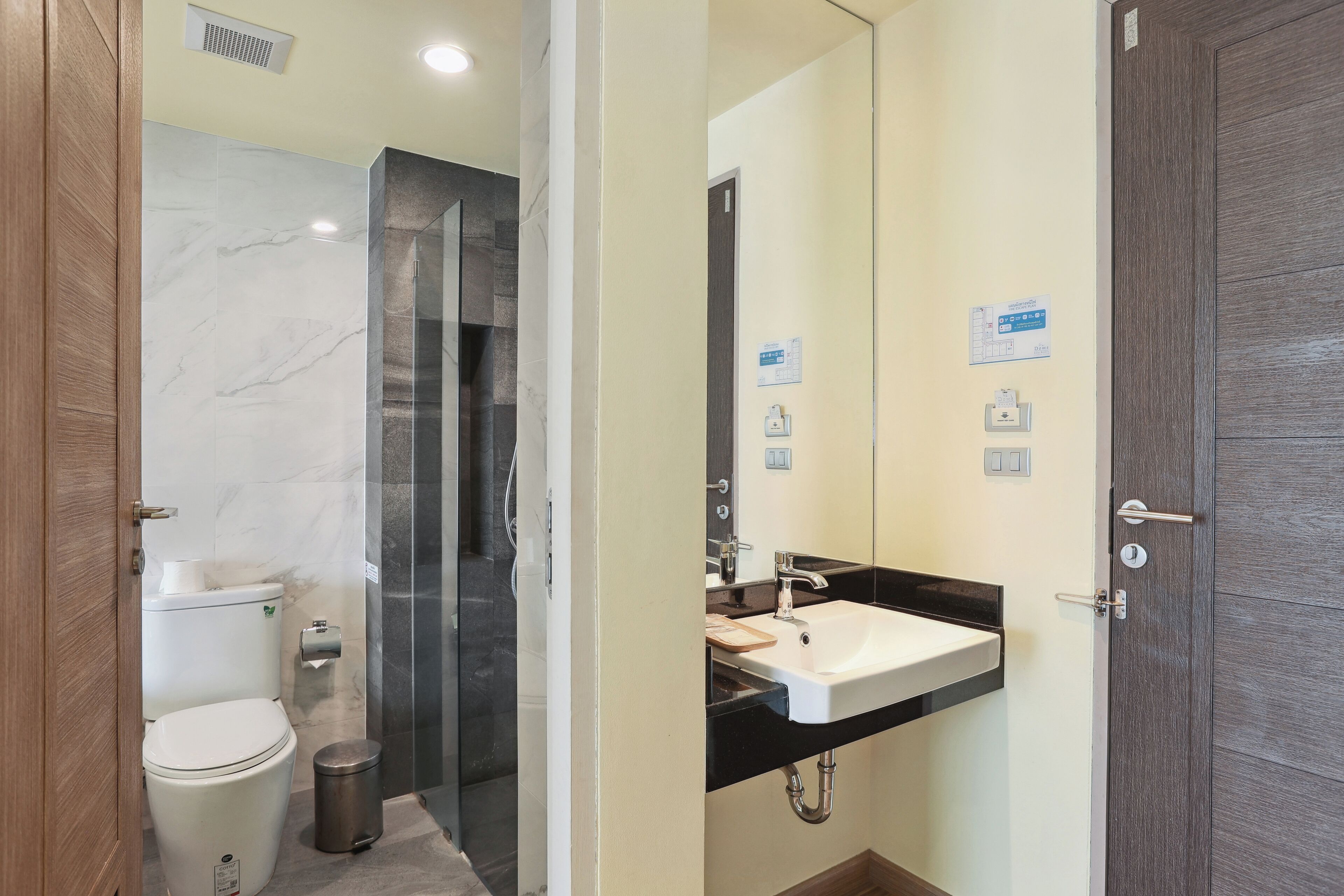 Un bagno moderno con servizi igienici, lavandino e zona doccia.