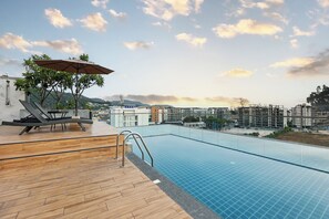 Piscina a l'aire lliure i gandules 