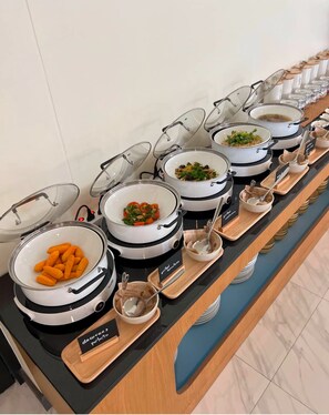 Tägliches Frühstücksbuffet gegen Gebühr