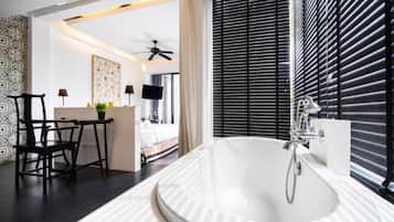 Suite, acceso a la piscina | Lavabo del cuarto de baño