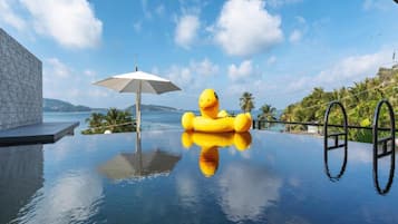 Una piscina al aire libre, tumbonas
