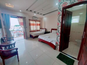 Habitación familiar | Minibar, escritorio, wifi gratis y ropa de cama