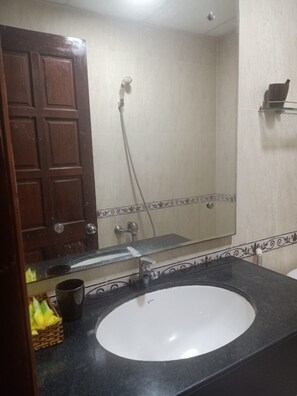 Phòng Tiêu chuẩn | Phòng tắm | Buồng tắm vòi sen, vòi sen phun mưa, đồ dùng nhà tắm miễn phí 