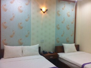 Kamar Triple | Meja kerja, Wi-Fi gratis, dan seprai linen
