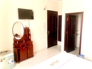 Escritorio, wifi gratis y ropa de cama