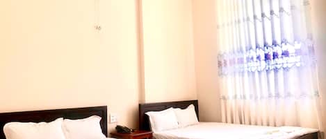 Quarto quádruplo | Escrivaninha, Wi-Fi de cortesia, roupa de cama