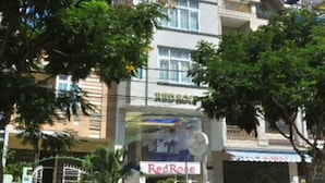 A hotel with a sign reading "Hotel Red Rose." - Hoa Hong Do Guesthouse (Xuan Huong - Da Lat)