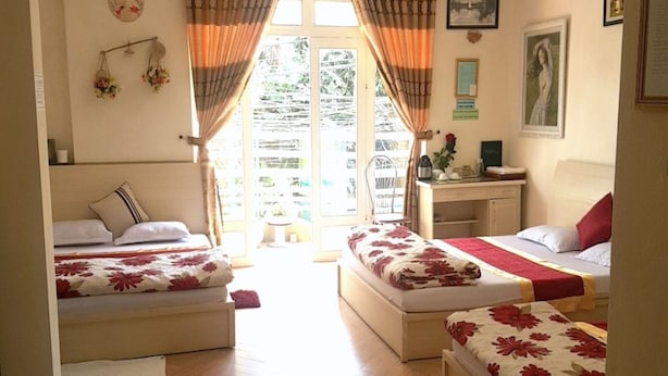 A room with two beds, a desk, and a window with curtains. - Hoa Hong Do Guesthouse (Xuan Huong - Da Lat)