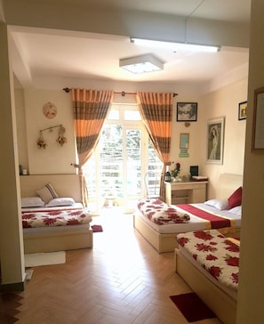 Family Room | Desk, free WiFi