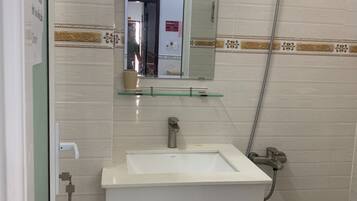 Deluxe Double Room | Bathroom | Shower, rainfall showerhead, free toiletries, hair dryer