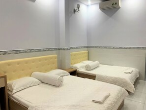 Habitación familiar | Escritorio, tabla de planchar con plancha, wifi gratis y ropa de cama 
