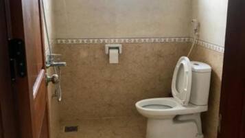 Shower, rainfall showerhead, free toiletries, hair dryer