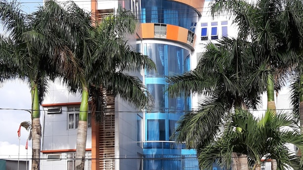 A hotel with a prominent sign reading "KINGS HOTEL" and a sign for "KARIBOKE" below it. - Kings 2 Hotel (Thong Nhat)