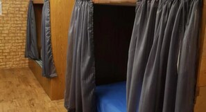 Tabla de planchar con plancha, wifi gratis y ropa de cama